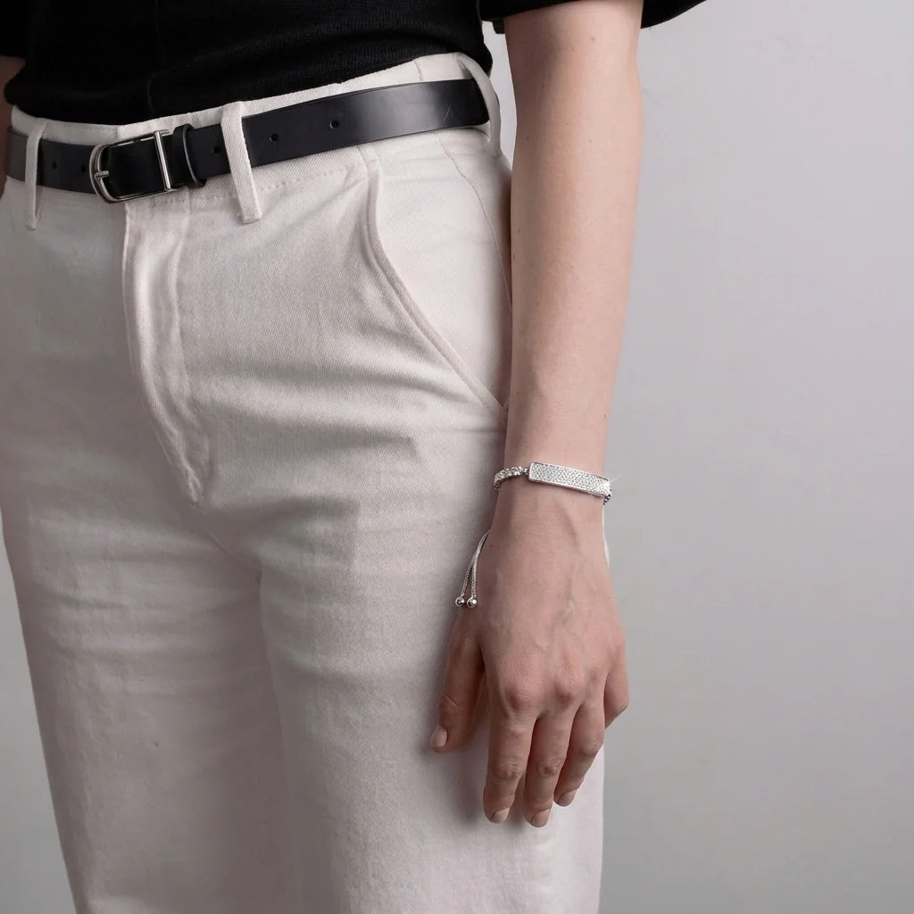 [FR] Bracelet Tetra porté avec une tenue de ville