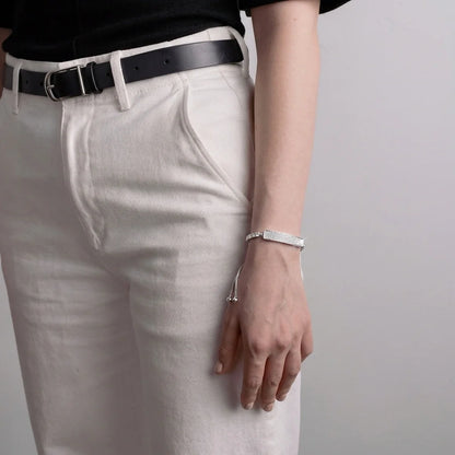 [FR] Bracelet Tetra porté avec une tenue de ville
